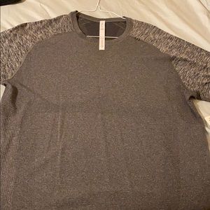 Men’s Lululemon gray short sleeve shirt
